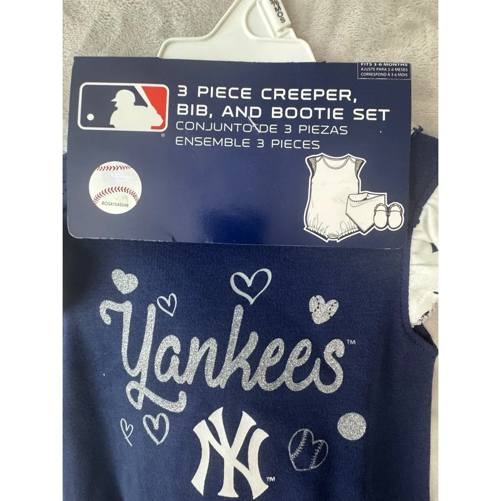 MLB New York Yankees 3 Piece Creeper Bib and Bootie Set Navy Blue 3-6 Months